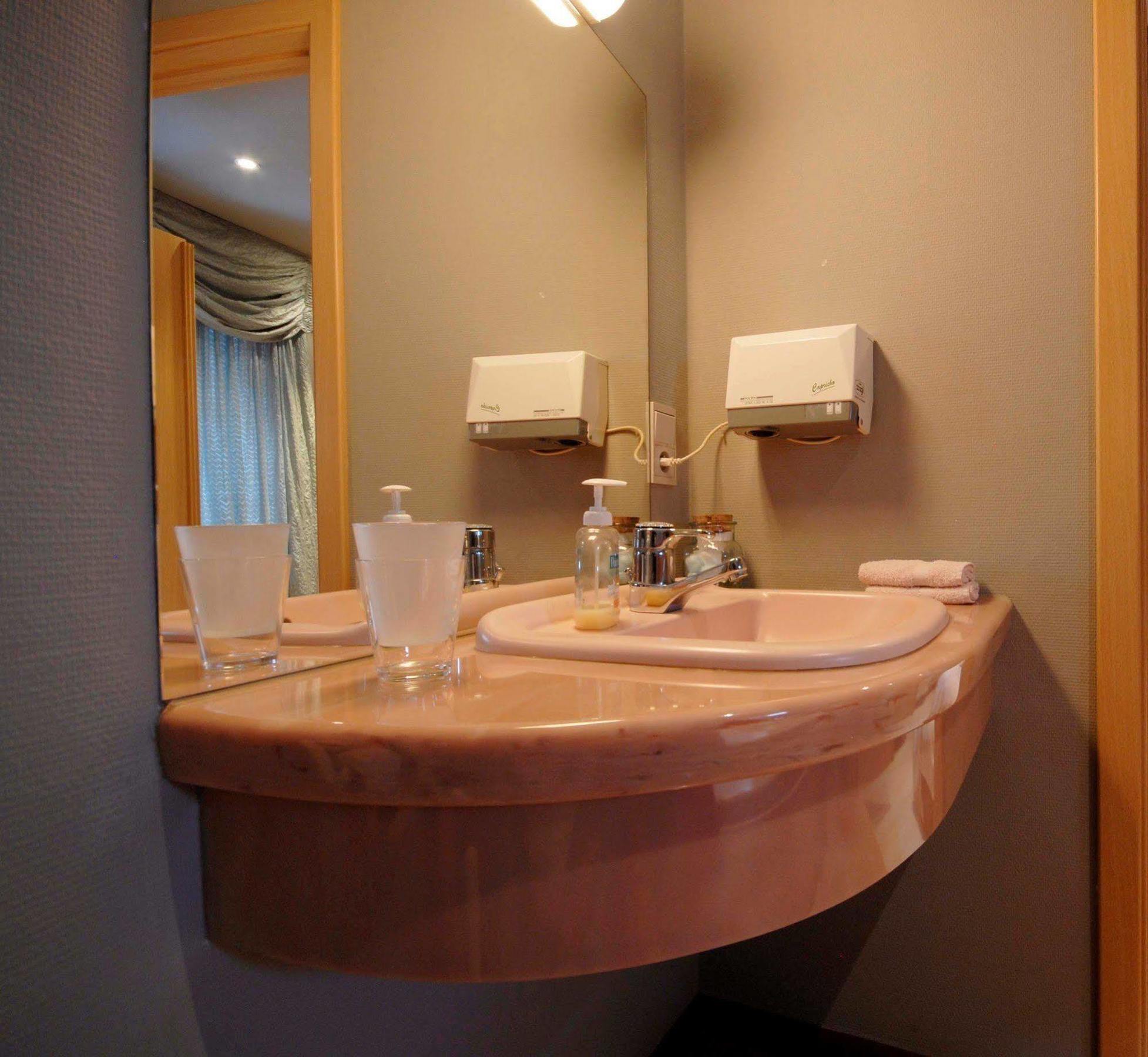 Hotel Duivels Paterke Harelbeeksestraat 29, 8500 Кортрейк Экстерьер фото